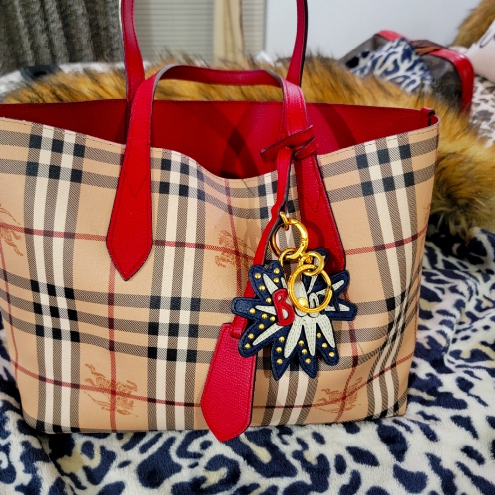 Au100% Auth. Burberry Reversable tote bag  good conditions